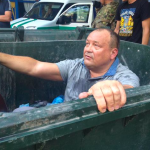 В Одессе главу регионального управления ФГИ посадили в мусорный бак и облили зеленкой (фото)