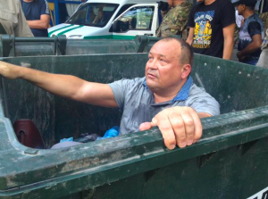 В Одессе главу регионального управления ФГИ посадили в мусорный бак и облили зеленкой (фото)