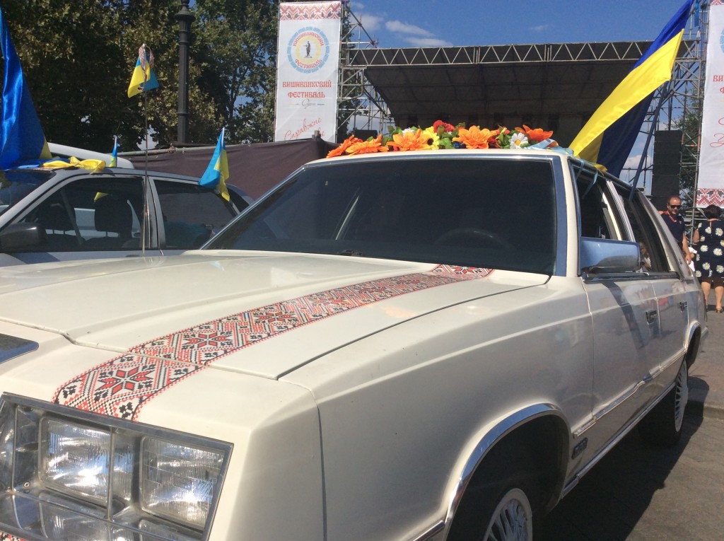 Патриотический автомобиль на вышиванковом фестивале в Одессе 2015